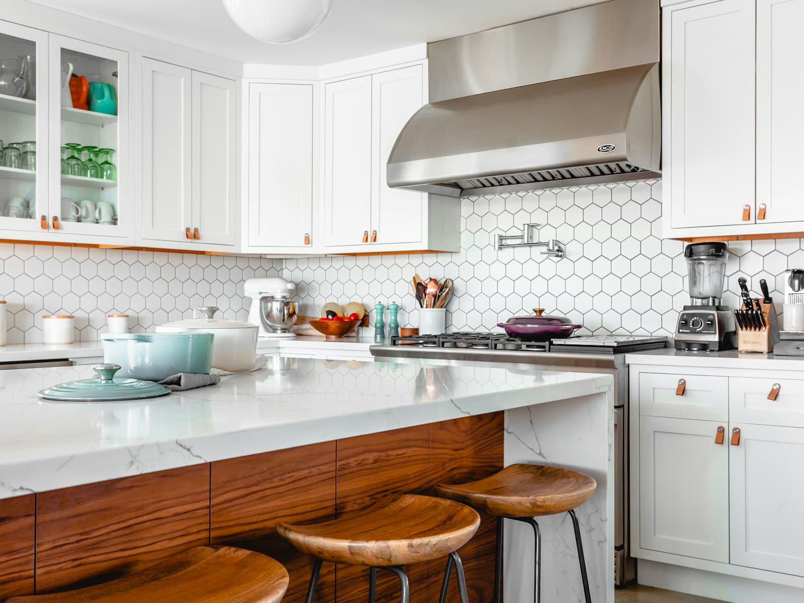 Cocina de referencia con frentes de madera y superficie clara