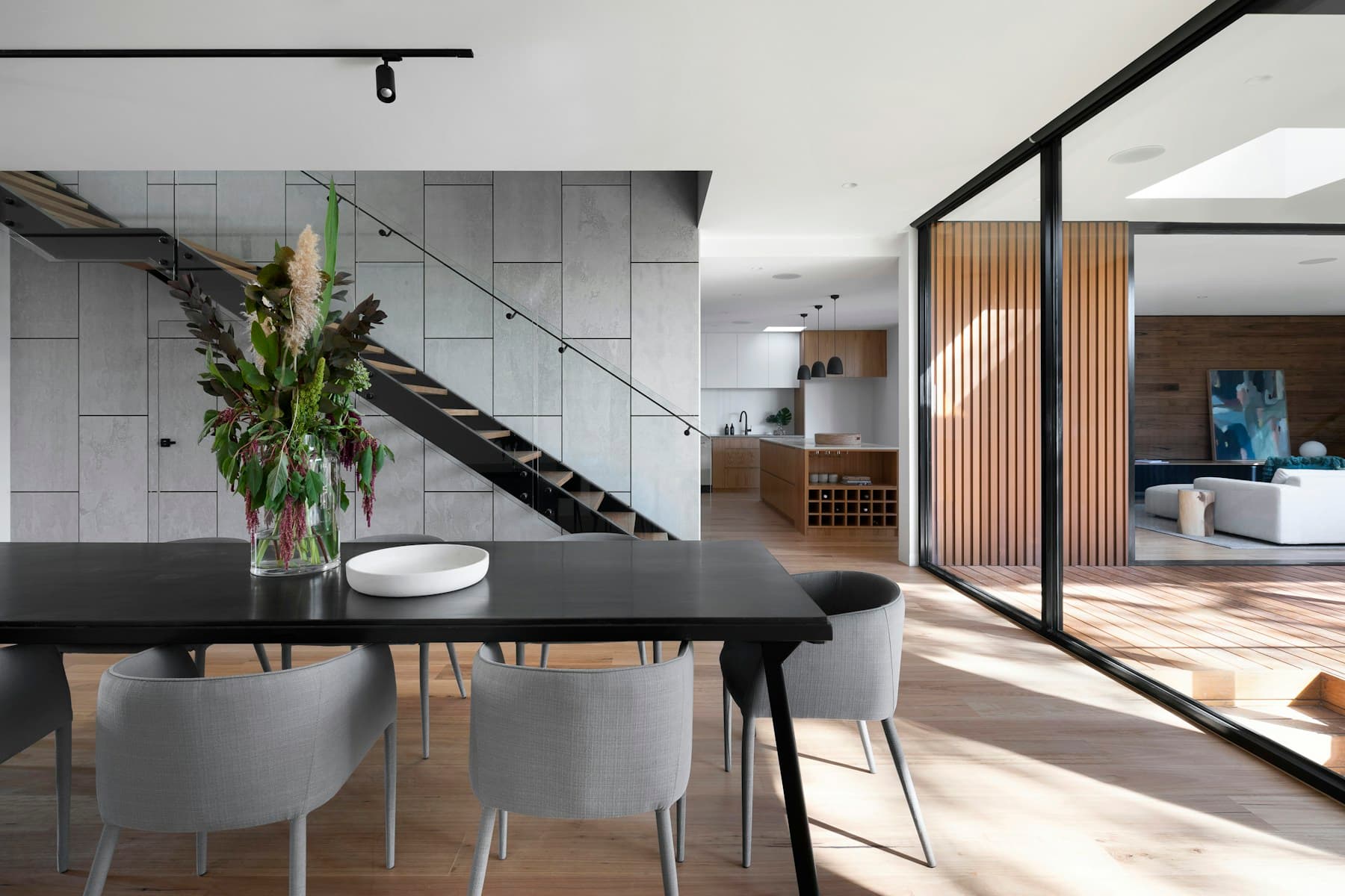 Cocina de referencia con isla central, frentes de madera y luz natural